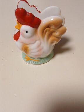 Decorative Ceramic Rooster Figurine in White and Red.A Paper napkin holder for T